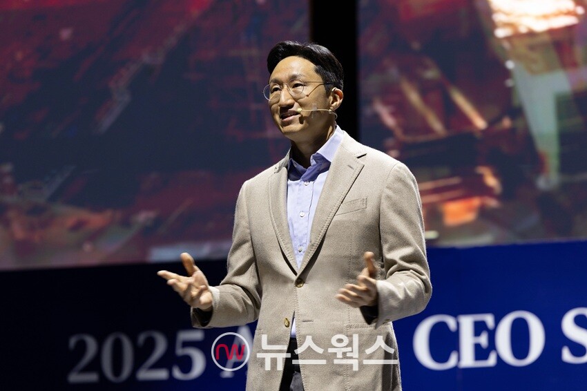 정기선 HD현대 회장이 27일 경주엑스포대공원 문화센터 문무홀에서 열린 아시아태평양경제협력체(APEC) 최고경영자(CEO) 서밋(Summit) '퓨처 테크 포럼: 조선'에서 기조연설을 하고 있다. (사진제공=HD현대)