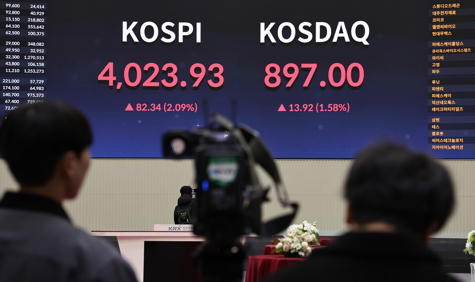 코스피가 사상 최초로 장중 4000선을 돌파하고, 코스닥이 900선에 복귀한 27일 서울 여의도 한국거래소에 코스피와 코스닥 지수가 표시되고 있다. (사진=뉴스1)