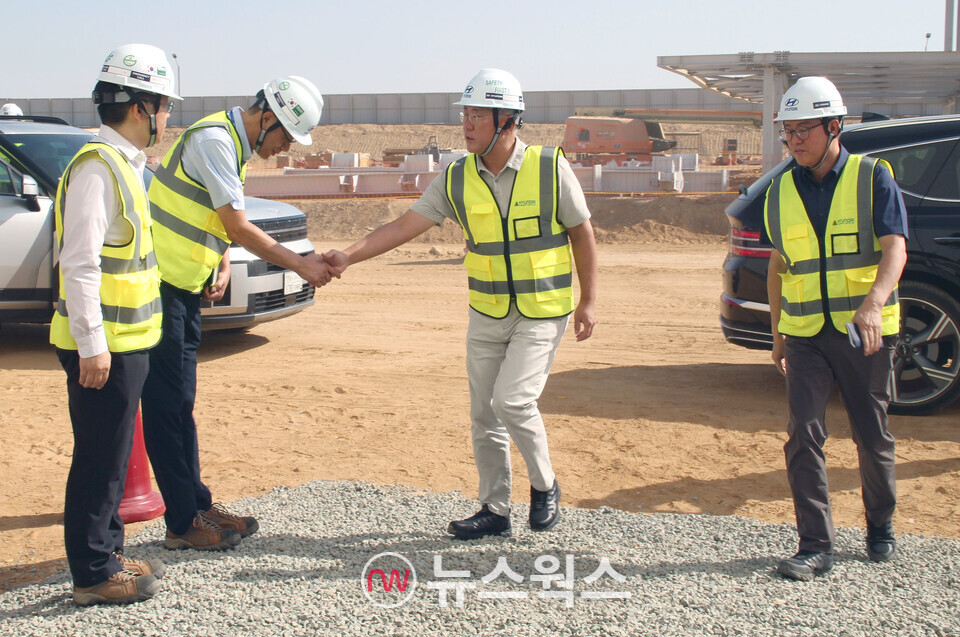 정의선 현대차그룹 회장이 HMMME 신공장 건설현장에서 직원들을 격려하고 있다. (사진제공=현대차그룹)