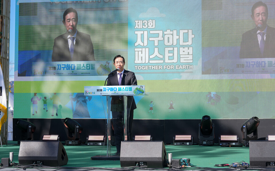 조대규 교보생명 대표가 지난 27일 오후 서울 광화문광장에서 열린 '제3회 지구하다 페스티벌' 개막식에서 환영사를 하고 있다. (사진제공=교보생명)