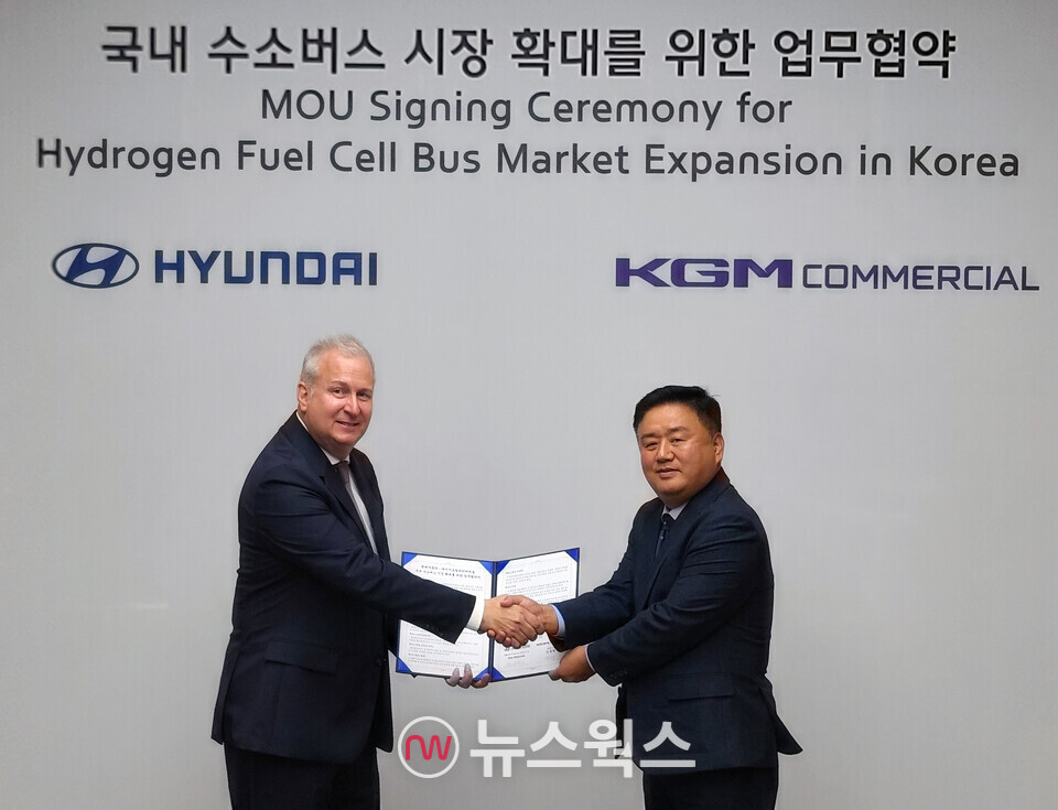 30일 현대차 울산공장에서 열린 수소연료전지공급 업무 협약식에서 켄 라미레즈(왼쪽) 현대차그룹 HMG에너지&수소사업본부 부사장과 김종현 KGMC 대표이사가 기념사진을 촬영하고 있다. (사진제공=KGMC)