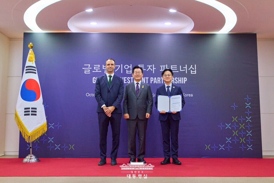 르노코리아가 경주에서 신규 투자 계획을 정부에 전달한 가운데, 니콜라 파리(왼쪽부터) 르노코리아 사장, 이재명 대통령, 김정관 산업부 장관이 기념사진을 촬영하고 있다. (출처=대통령실)