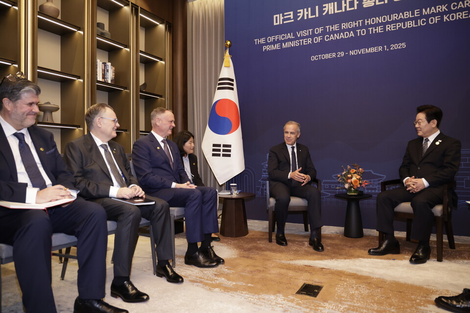 이재명 대통령이 마크 카니 캐나다 총리와 경북 경주 한 호텔에서 한-캐나다 정상회담을 하고 있다. (사진제공=APEC 2025 KOREA)