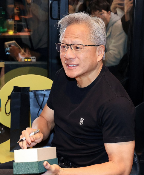 젠슨 황 CEO가 서울 삼성역 깐부치킨에서 진행된 이재용 삼성그룹 회장, 정의선 현대차그룹 회장과의 회동 중에 선물에 사인하고 있다. (사진=공동 취재단)