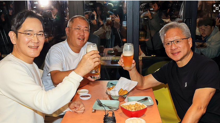 젠슨 황 엔비디아 CEO가 30일 서울 삼성동 깐부치킨에서 진행된 이재용 삼성전자 회장, 정의선 현대차그룹 회장과 치맥 회동 중 기념촬영을 하고 있다. (사진=공동 취재단)