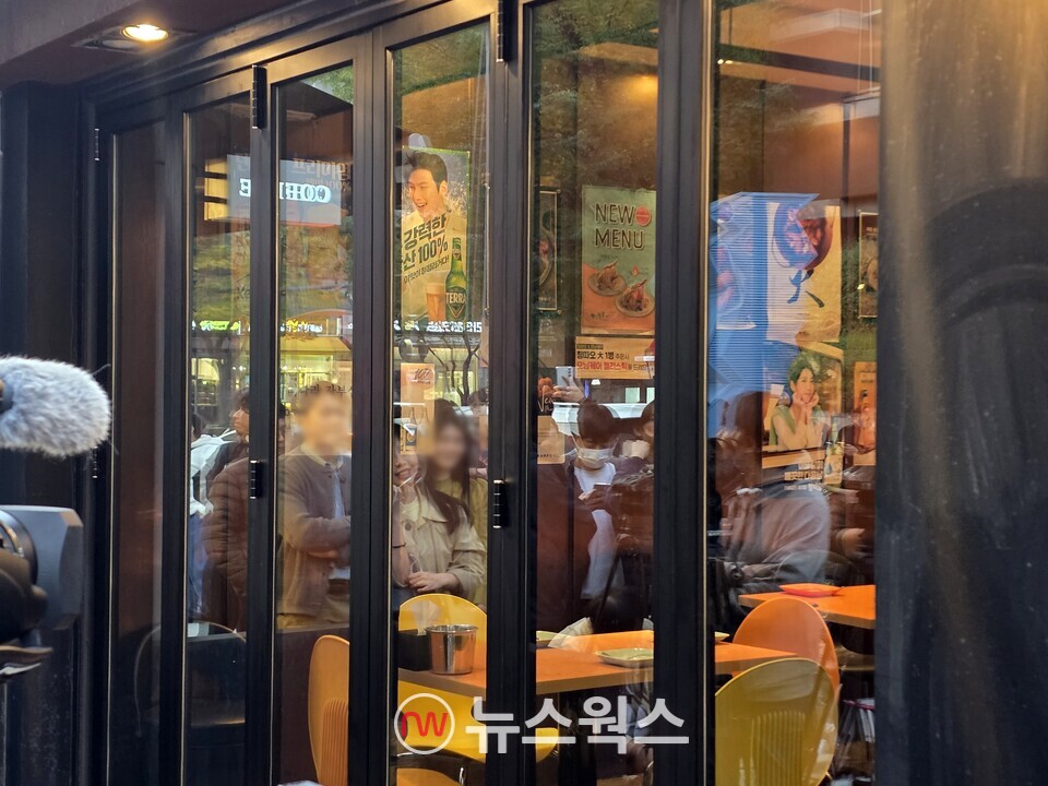 젠슨 황 엔비디아 CEO와 이재용 삼성전자 회장, 정의선 현대자동차그룹 회장이 '치맥회동'을 할 서울 삼성동 깐부치킨 테이블에 취재진이 장사진을 이루고 있다. (사진=채윤정 기자)