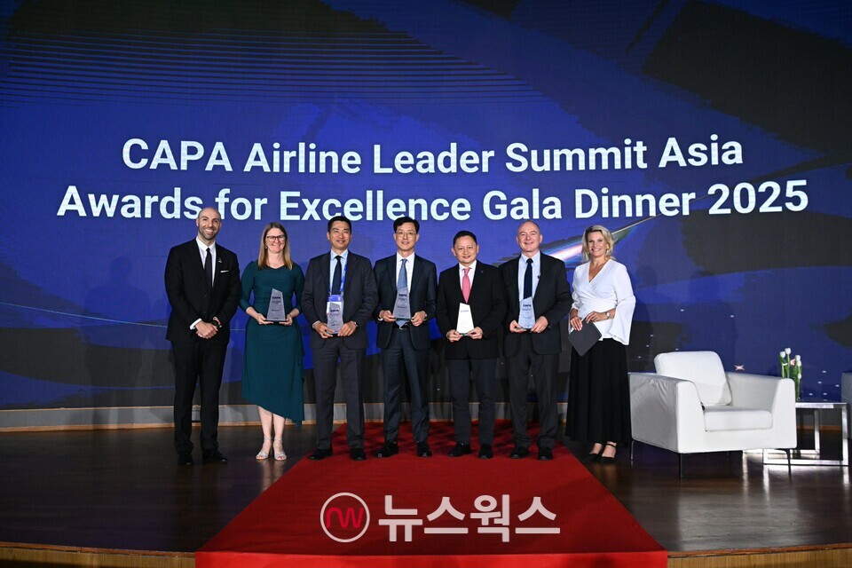 시상식에 참석한 김태준(왼쪽에서 네 번째)  대한항공 국제업무실장 및 항공업계 관계자들이 기념사진을 촬영하고 있다. (사진제공=대한항공)