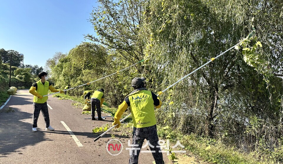KGM 사내 임직원 봉사단 '네바퀴동행'이 전날(30일) 지역사회 공헌 활동의 일환으로 환경정화 봉사 활동을 펼쳤다. (사진제공=KGM)