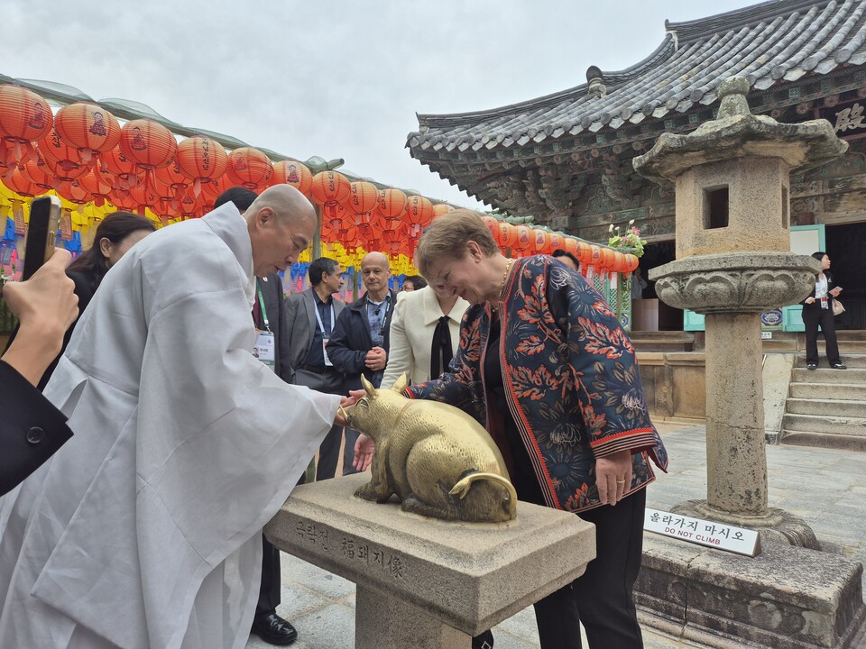 게오르기에바 총재(오른쪽)는 다보탑의 화려한 멋과 석가탑의 균형감 있는 멋이 조화롭게 배치된 대웅전을 보며 놀라움을 금치 못했다.