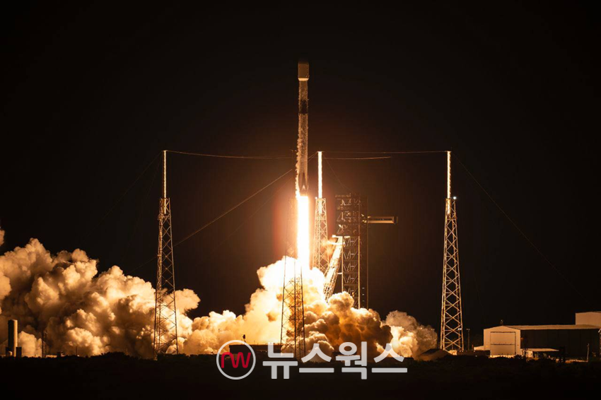 지난 2일(현지시간) 미국 플로리다주 케이프 커너베럴 우주군기지에서 대한민국 정찰위성 5호기가 실린 스페이스X사 '팰컨-9' 발사체가 발사되고 있다. (사진제공=스페이스X)