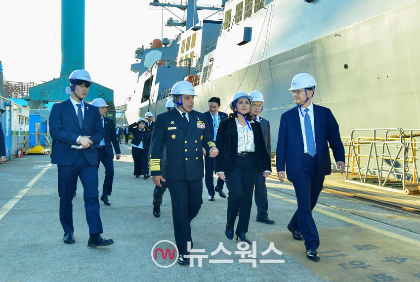 HD현대중공업과 페루 국영 시마조선소 관계자들이 최근 페루 잠수함 공동개발 및 건조 의향서(LOI)를 교환하고 울산 HD현대중공업 조선소를 둘러보고 있다. (사진제공=HD현대)