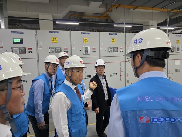 김동철 한전 사장이 전력설비 현장을 점검하고 있다. (사진제공=한전)