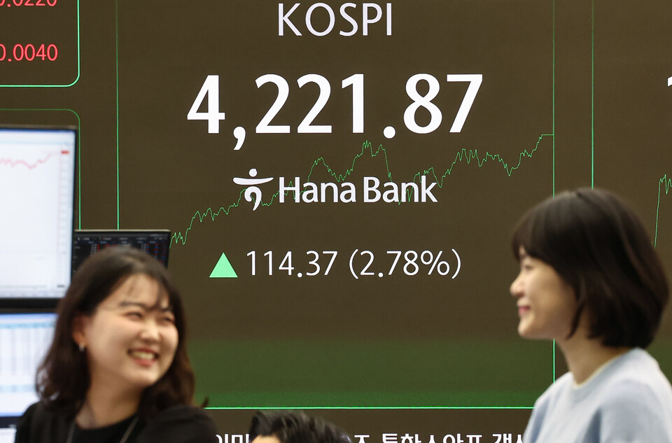 3일 서울 중구 하나은행 본점 딜링룸 전광판에 종가가 표시되고 있다. 이날 코스피는 전 거래일 대비 114.37포인트(2.78%) 오른 4221.87, 코스닥은 전 거래일 대비 14.13포인트(1.57%)상승한 914.55로 장을 마쳤다. (사진=뉴스1)