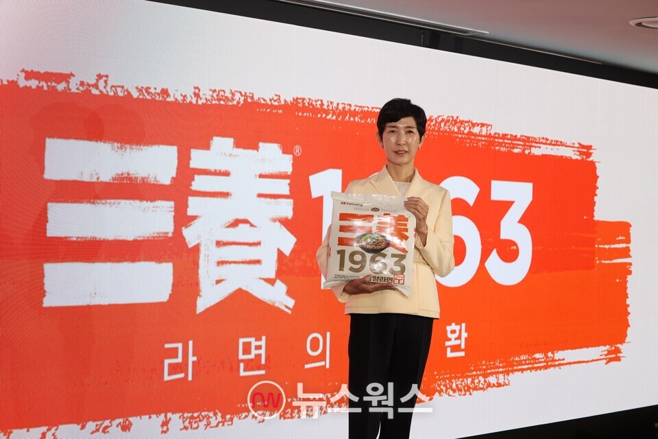 김정수 삼양식품 부회장이 3일 서울 중구 보코서울명동 호텔에서 열린 우지라면 '삼양1963' 출시 행사에서 기념 촬영을 하고 있다. (사진제공=삼양식품)