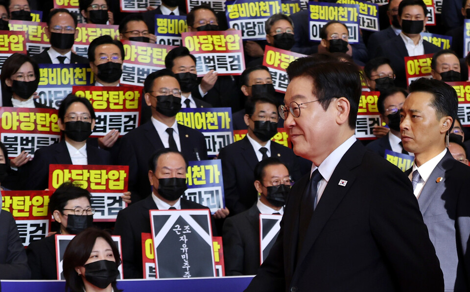 이재명 대통령이 4일 내년도 정부 예산안에 대한 시정연설을 하기 위해 국회에 도착, 손팻말을 들고 침묵 시위를 벌이고 있는 국민의힘 의원들 사이를 지나가고 있다. (사진=뉴스1)