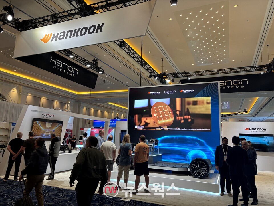 지난 4일(현지시간) 미국 라스베가스에서 개막한 글로벌 최대 자동차부품 전시회 'AAPEX 2025'에서 한국앤컴퍼니그룹이 부스에 전시한 메인 목업(mock-up) 차량을 방문객들이 관람하고 있다. (사진제공=한국앤컴퍼니그룹)