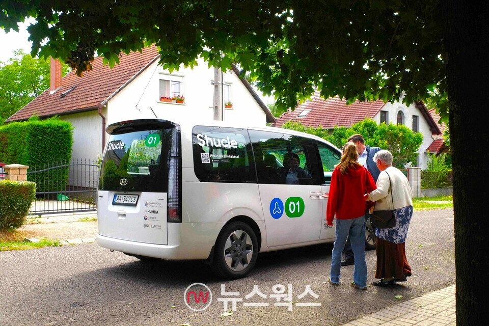 현대자동차·기아가 헝가리 북부 괴될뢰 지역에서 지난 8월부터 10월까지 약 11주간 운영한 수요응답형 모빌리티 서비스 '셔클'을 지역 주민들이 이용하고 있다. (사진제공=현대차·기아)