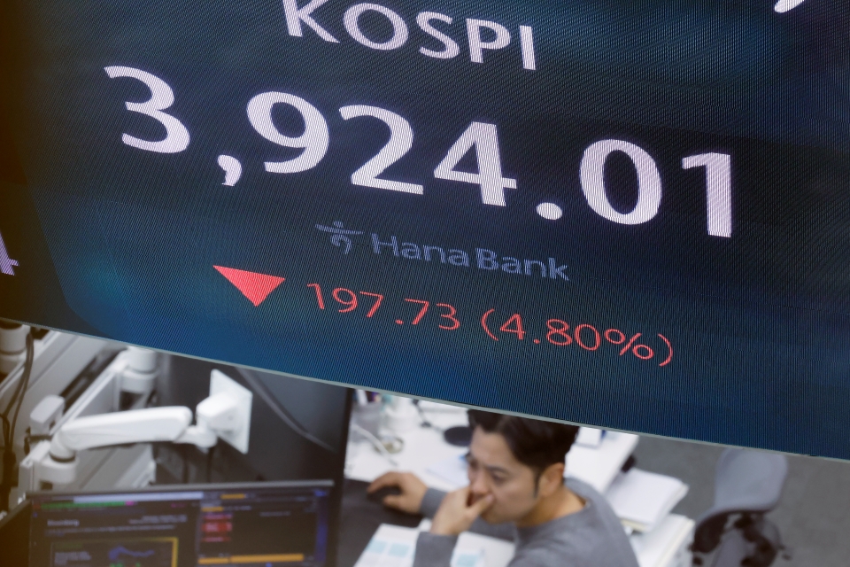 5일 오전 서울 중구 하나은행 딜링룸에 코스피 시황이 표시되고 있다. 이날 코스피는 66.27포인트 하락 출발해 장중 4000선이 붕괴됐다. (사진=뉴스1)