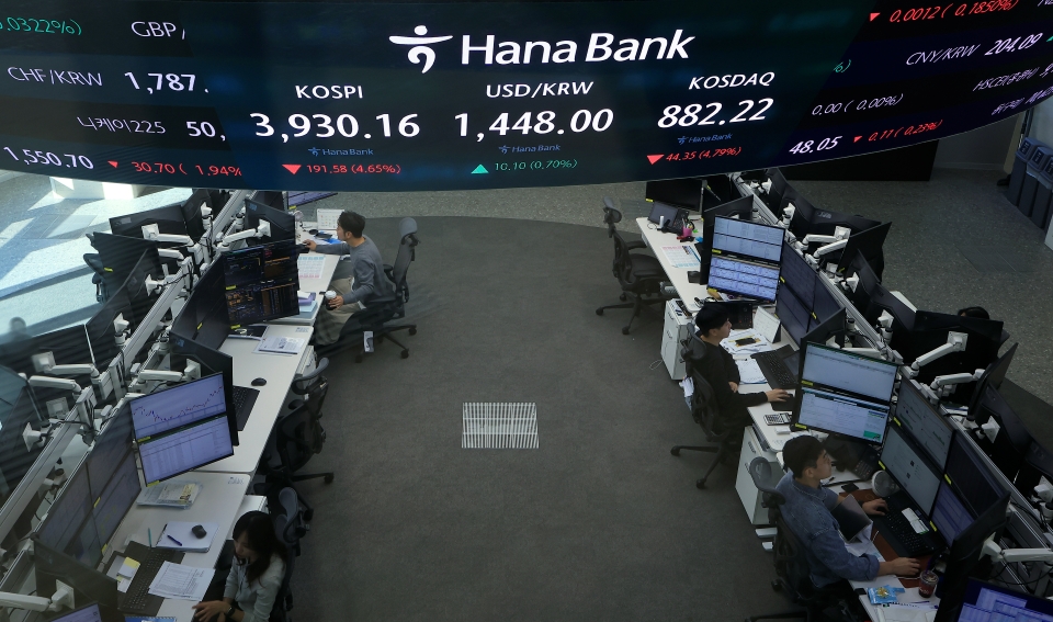 5일 오전 서울 중구 하나은행 딜링룸에 코스피 시황이 표시되고 있다. 이날 코스피는 66.27포인트 하락 출발해 장중 4000선이 붕괴됐다. (사진=뉴스1)