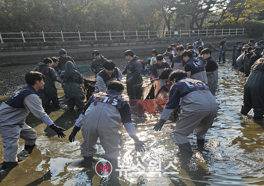 LIG넥스원 임직원들이 지난 4일 경기도 성남시 중앙공원 내 분당호 일대에서 개최된 생태계 교란 유해 외래어종 퇴치행사에 참석하고 있다. (사진제공=LIG넥스원)