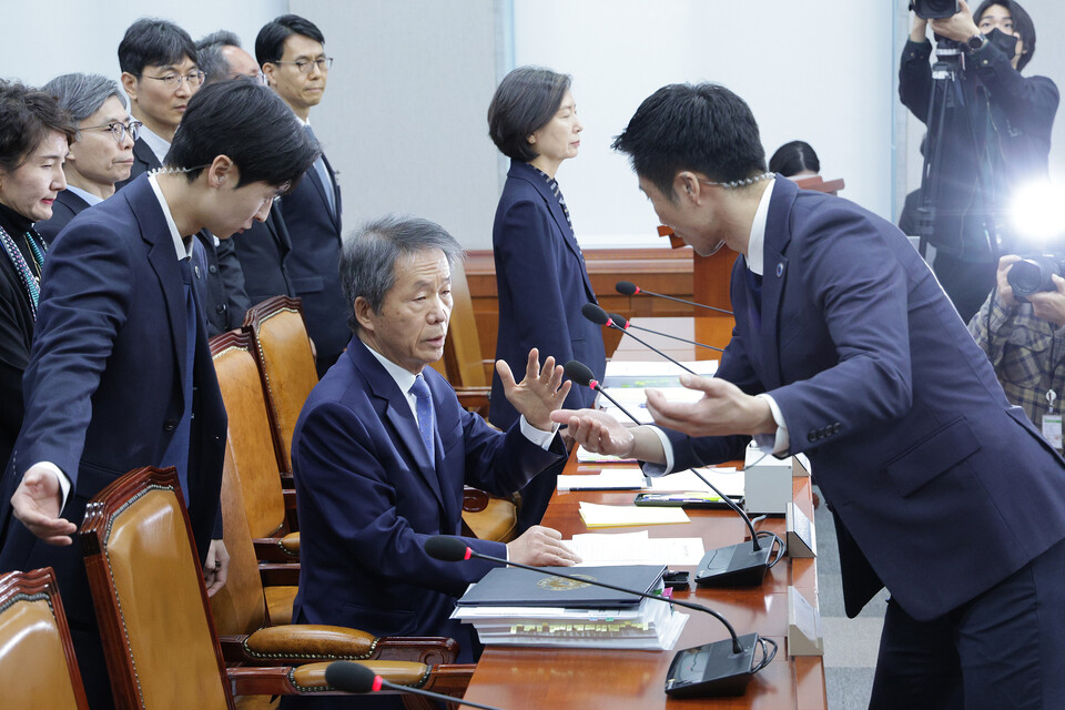 김용원 국가인권위원회 상임위원이 5일 서울 여의도 국회 운영위원회에서 열린 국가인권위원회에 대한 국정감사에서 단체 증인 선서를 거부한 뒤 퇴장당하고 있다. (사진=뉴스1)