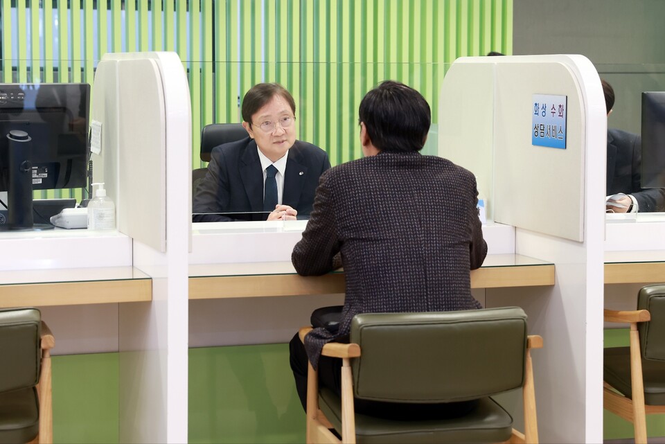 이찬진 금감원장이 민원인의 호소에 답변을 하고 있다. (사진제공=금융감독원)