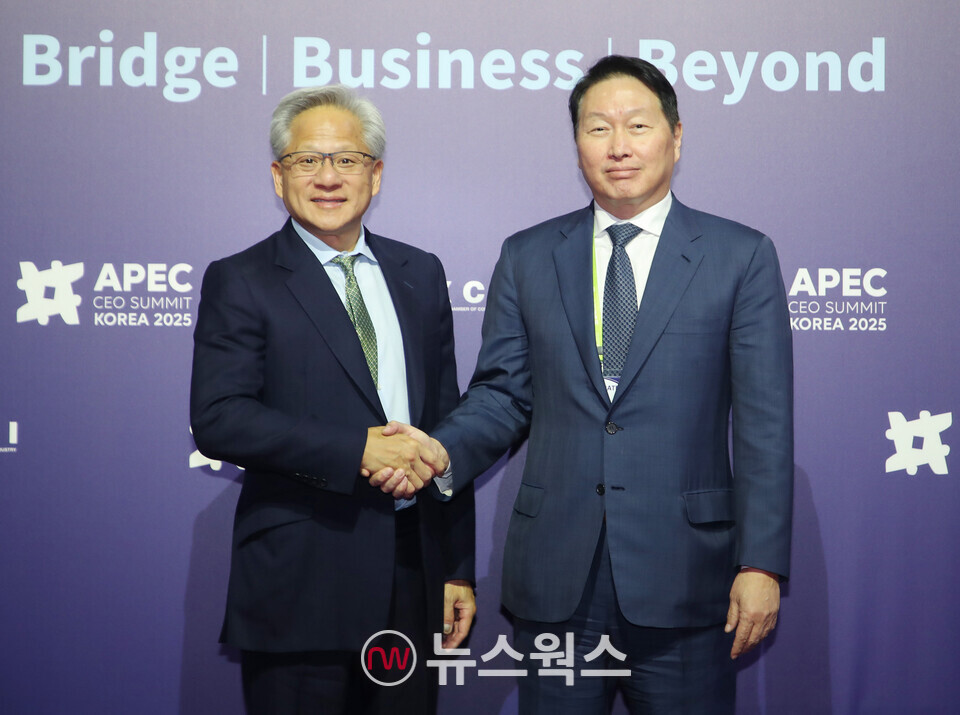 ​​최태원(오른쪽) 대한상의 회장과 젠슨 황 엔비디아 CEO가 면담에 앞서 기념 촬영을 하고 있다. (사진제공=대한상의)