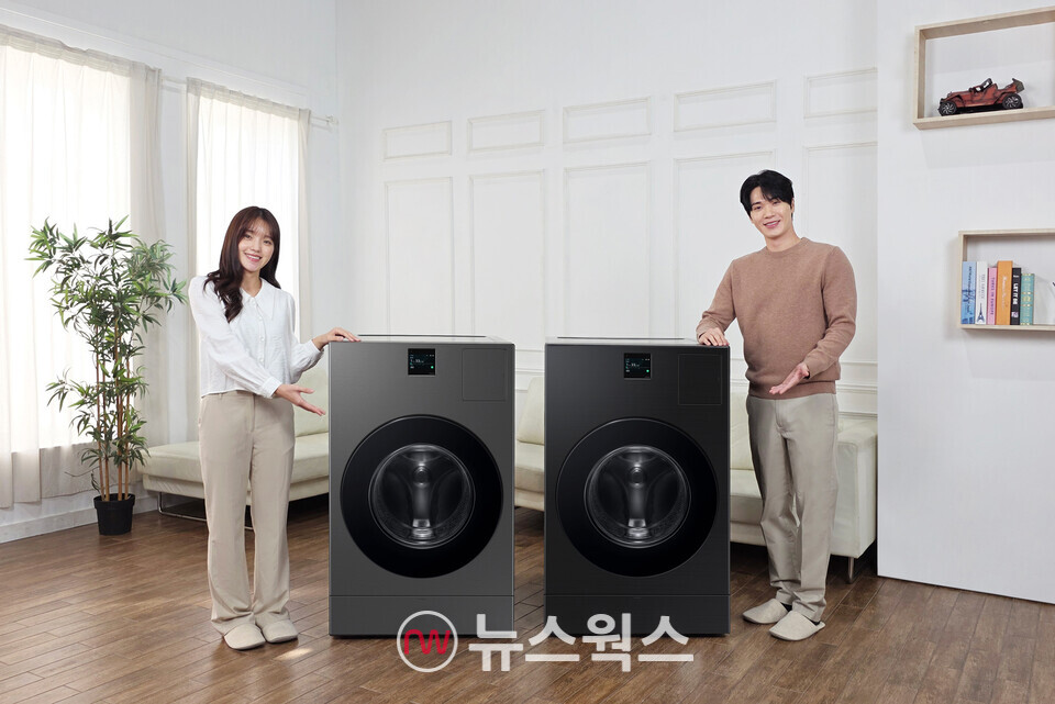 삼성전자 모델이 '비스포크 AI 콤보' 신규 색상 신제품을 소개하고 있다. (사진제공=삼성전자)