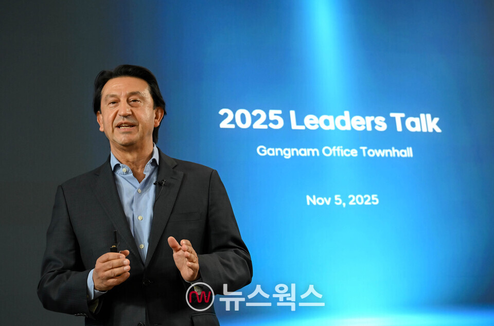 호세 무뇨스 현대차 사장이 5일 현대차 강남대로 사옥에서 열린 타운홀 미팅에서 임직원들에게 메시지를 전달하고 있다. (사진제공=현대차)