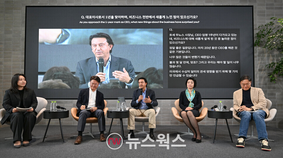 이영호(왼쪽 두 번째부터) 글로벌사업관리본부 부사장, 호세 무뇨스 사장, 김혜인 HR본부 부사장, 김창환 전동화에너지솔루션담당 부사장이 5일 현대차 강남대로 사옥에서 임직원의 질문에 답하고 있다. (사진제공=현대차)