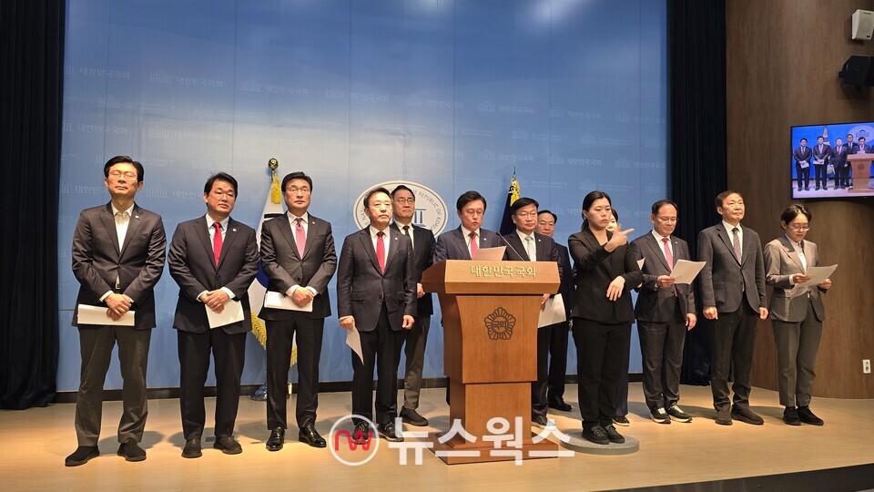 국회 예산결산특별위원회(예결위) 소속 국민의힘 의원들이 6일 정부의 내년 예산안과 관련해 국회소통관에서 기자회견을 열고 있다. (사진=원성훈 기자)