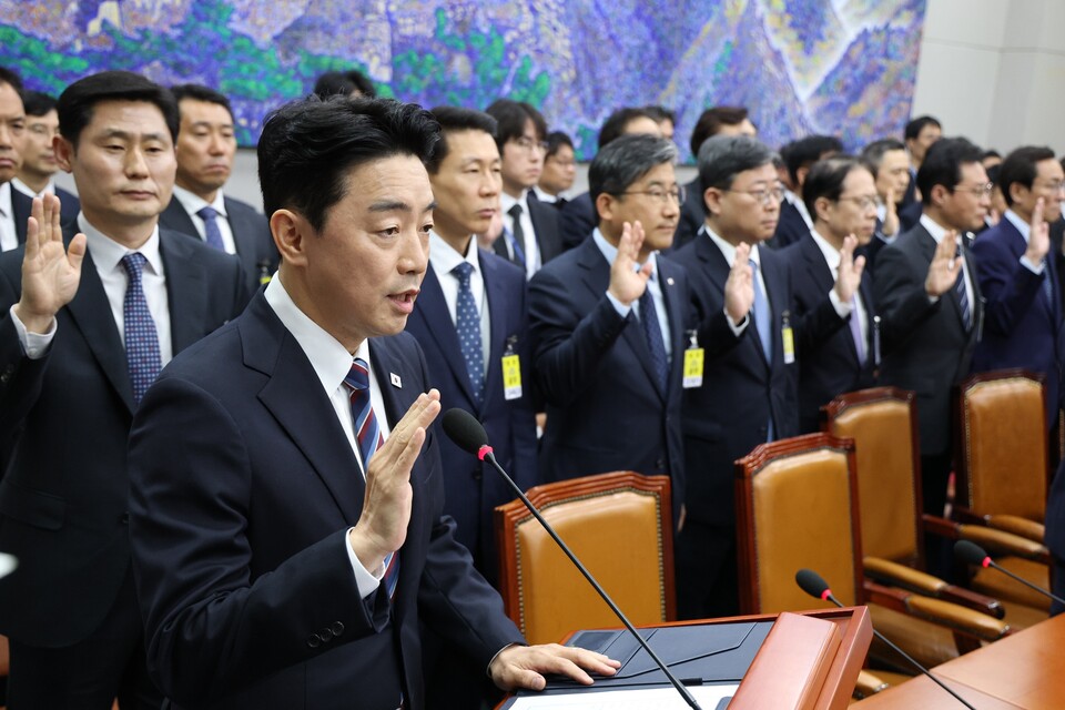 강훈식 대통령비서실장을 비롯한 대통령실관계자들이 6일 서울 여의도 국회에서 열린 국회운영위원회의 대통령비서실 등에 대한 국정감사에서 증인선서를 하고 있다. (사진=뉴스1)
