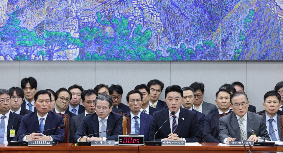 강훈식 대통령비서실장이 6일 서울 여의도 국회에서 열린 국회운영위원회의 대통령비서실 등에 대한 국정감사에서 의원 질의에 답변하고 있다. 사진은 앞줄 왼쪽부터 강병인 대통령경호처 기획관리실장 직무대리, 김용범 대통령실 정책실장, 강훈식 대통령비서실장, 위성락 국가안보실장. (사진=뉴스1)