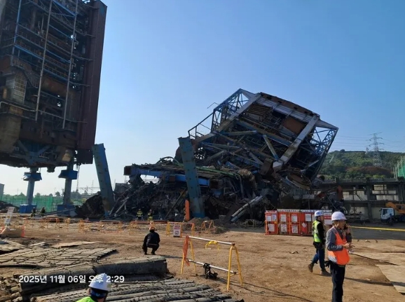 6일 오후 울산 남구 용잠동 한국동서발전 울산화력본부에서 보일러 구조물이 붕괴됐다. (사진제공=울산소방본부)