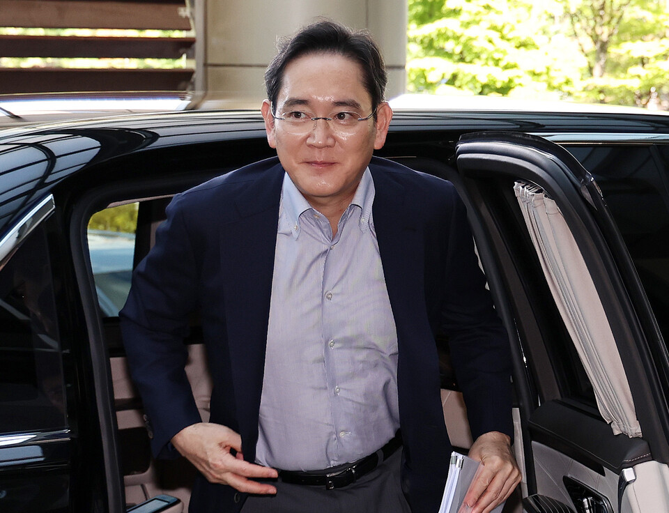 이재용 삼성전자 회장이 지난 8월 24일 오후 서울 강서구 김포비즈니스항공센터에서 한미 정상회담 경제사절단 동행을 위해 미국으로 출국하고 있다. (사진=뉴스1)