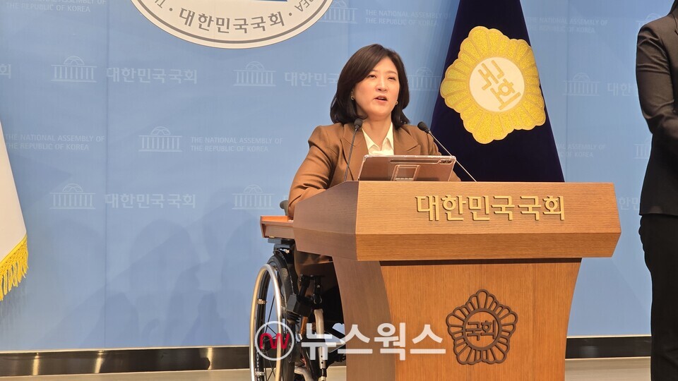 최보윤 국민의힘 수석대변인이 6일 국회소통관 기자회견에서 한미 관세협의에 대해 비판하고 있다. (사진=원성훈 기자)