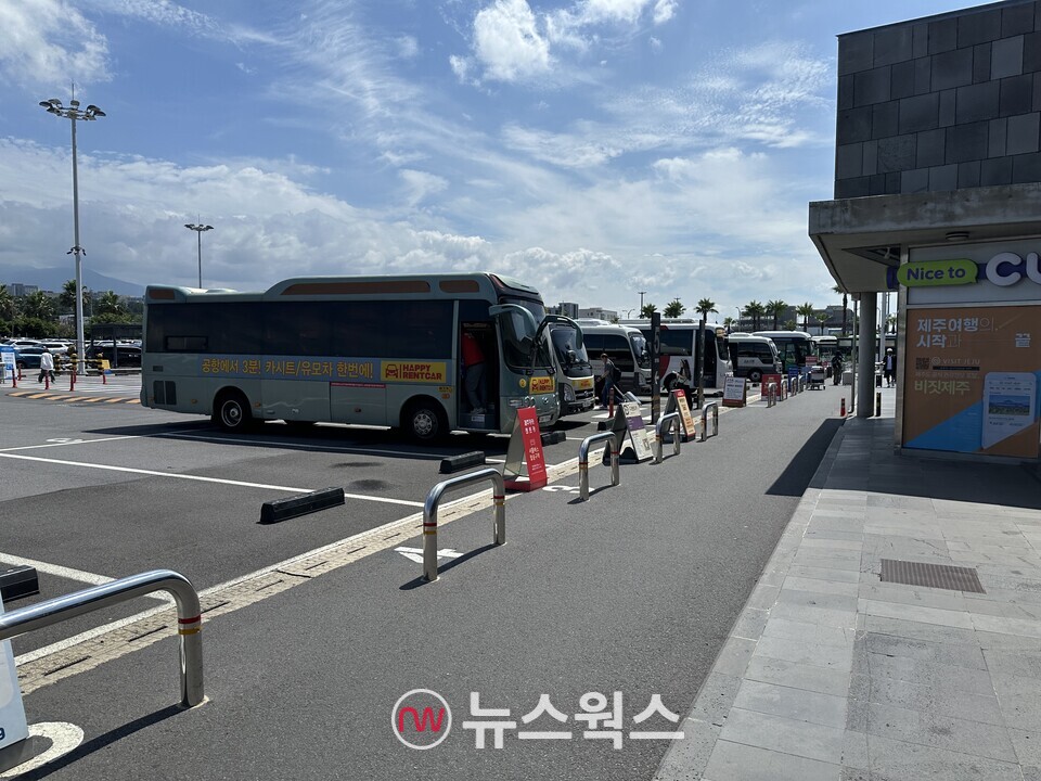 제주공항 내 렌트카 셔틀버스 대기 공간에 버스들이 주차돼 있다. (사진=정현준 기자)
