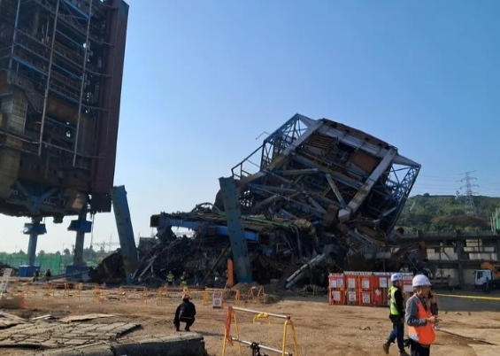 6일 오후 2시 7분쯤 울산 남구 용잠동 한국동서발전 울산화력발전소에서 대형 구조물이 무너져 작업자 7명이 매몰되거나 다쳤다. (사진제공=울산소방본부)