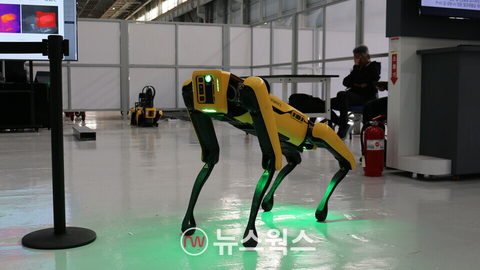 보스턴 다이나믹스의 4족 보행 로봇 'SPOT'이 공장을 자율 순찰하며 다양한 센서로 설비 상태를 실시간 모니터링하고 있다. (사진제공=현대차·기아)