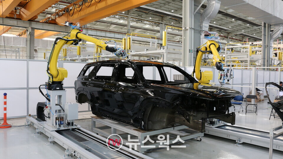 자동차 도장면을 로봇이 정밀하게 연마해 완벽하고 균일한 품질을 구현하는 상도 샌딩·폴리싱 자동화 기술을 시연하고 있다. (사진제공=현대차·기아)