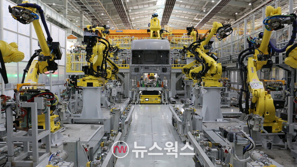 현대자동차그룹이 개발한 '고가반 로봇 활용 무인 운반차(AGV) 차체 라인'. (사진제공=현대차·기아)