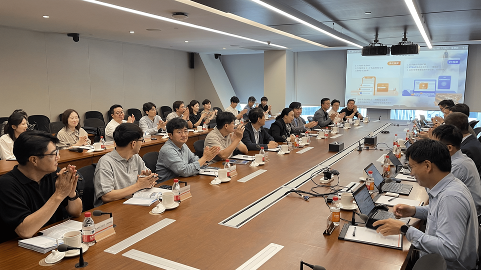 하태경(두 번째줄 왼쪽에서 다섯 번째) 보험연수원장이 6일 오전 중국 선전 평안생명 손해보험을 방문해 '중국 보험 AI 벤치마킹 연수 프로그램' 참석자들과 함께 관계자들의 설명을 듣고 있다. (사진제공=보험연수원)