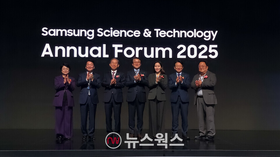 7일 서울 강남구 인터컨티넨탈 파르나스 호텔에서 개최된 삼성미래기술육성사업 애뉴얼 포럼에서 참석자들이 기념 촬영을 하고 있다. 왼쪽부터 김선민 조국혁신당 의원, 안철수 국민의힘 의원, 국양 삼성미래기술육성재단 이사장, 박승희 삼성전자 CR담당 사장, 이주영 개혁신당 의원, 권칠승 더불어민주당 의원, 김현수 삼성전자 미래기술육성센터장. (사진제공=삼성전자)