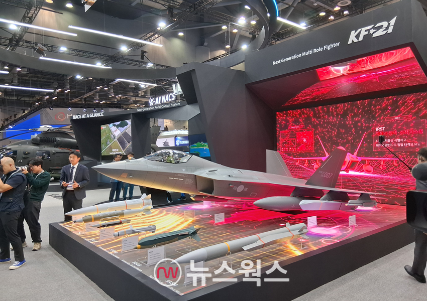 KAI가 개발한 4.5세대 초음속 전투기 'KF-21' 모형이 지난 10월 말 경기 일산 킨텍스에서 열린 서울 국제항공우주 및 방위산업 전시회(ADEX) 행사장 내 전시돼 있다. (사진=안광석 기자)