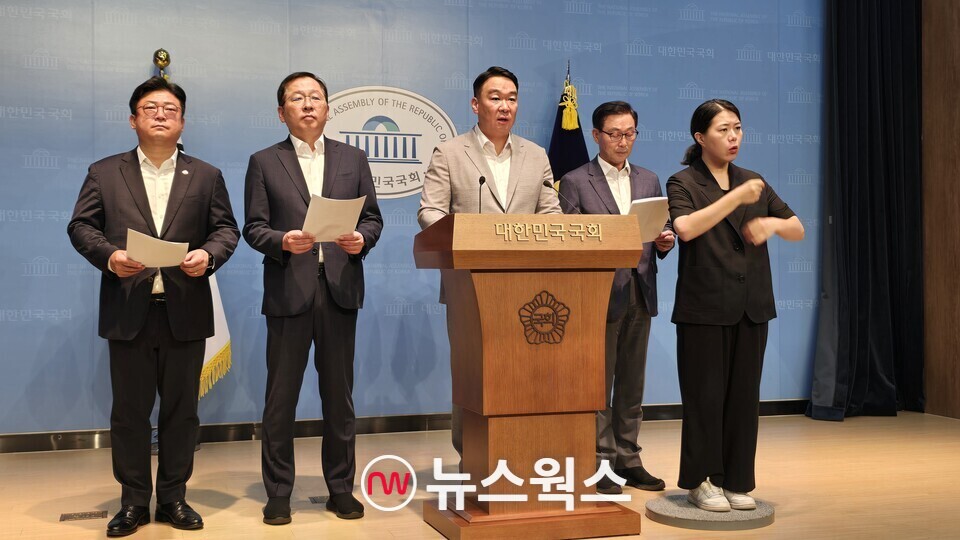 정희용(왼쪽 세 번째) 국민의힘 의원 등 국회 농림축산식품해양수산위원회(농해수위) 소속 국민의힘 의원들이 지난 8월 21일 국회소통관에서 기자회견을 하고 있다. (사진=원성훈 기자)
