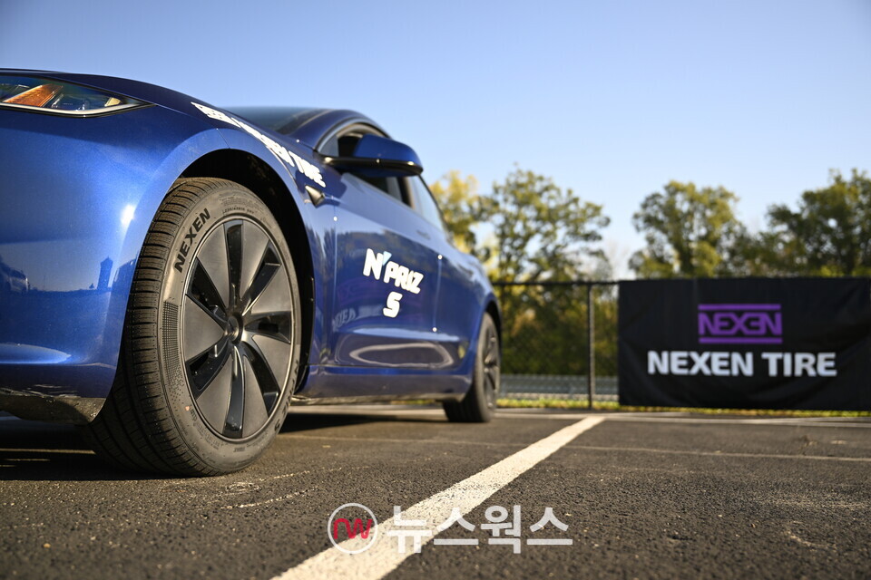 넥센타이어가 Ride N’ Drive 행사에서 '엔프리즈 S'를 장착한 차량한 RBW 로드스터를 전시했다. (사진제공=넥센타이어)