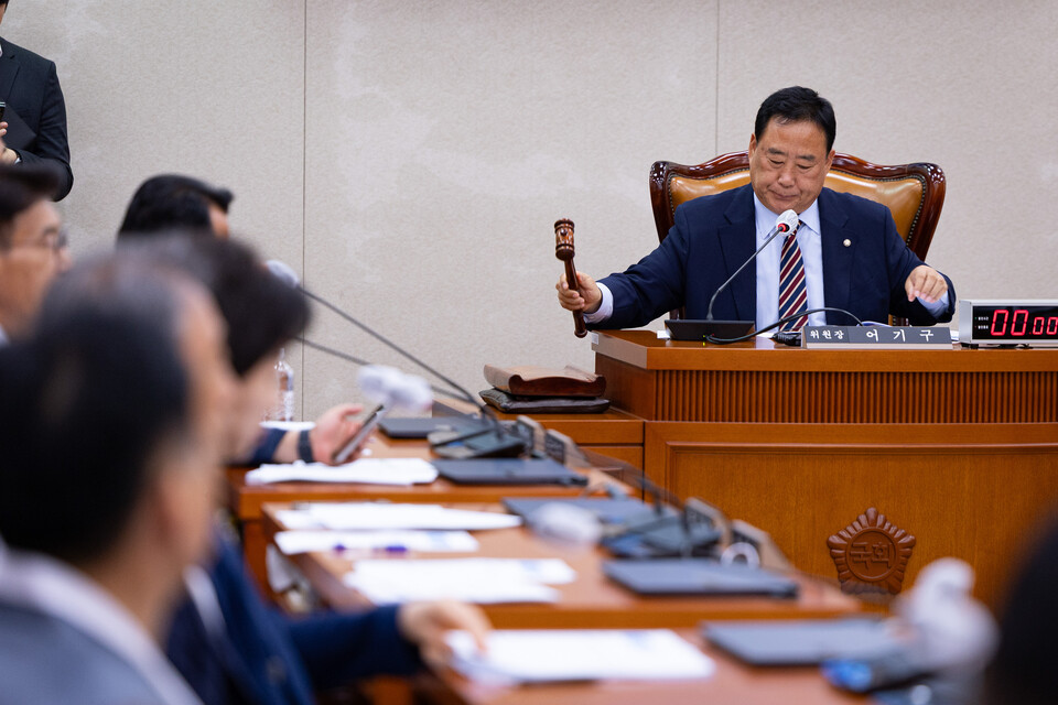 어기구 국회 농림축산식품해양수산위원장이 지난 9월 1일 국회에서 열린 제429회 국회(정기회) 농림축산식품해양수산위원회 제1차 전체회의에서 의사봉을 두드리고 있다. (사진=뉴스1)