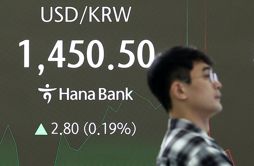 7일 오전 서울 중구 하나은행 본점 딜링룸 전광판에 개장 시황이 나오고 있다. 코스피는 25.18포인트(p)(0.63%) 하락한 4001.27로 출발했다. 서울외환시장에서 달러·원 환율은 전날 주간종가 대비 0.4원 오른 1448.1원에 출발했다. (사진=뉴스1)