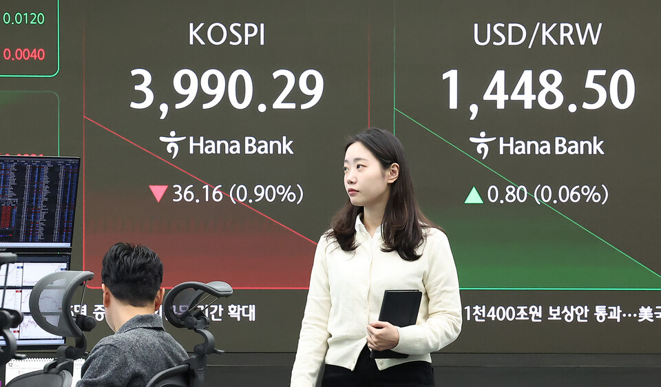 7일 오전 서울 중구 하나은행 본점 딜링룸 전광판에 개장 시황이 나오고 있다. (사진=뉴스1)