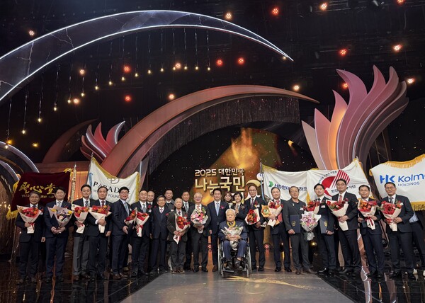 김정국(오른쪽 2번째) 한전 노사협력처장이 수상하고 있다. (사진제공=한전)